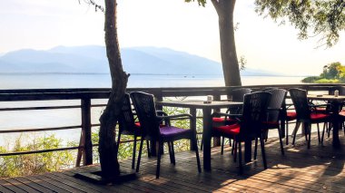 Ağaçların altında ahşap koltukları olan Sapanca Gölü 'ne bakan sakin, eski tarz bir göl kenarı kafe. Suyun kenarında sakinlik, rahatlık ve doğal ahengi çağrıştırıyor..