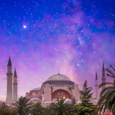 Ayasofya Sofya 'nın yıldızlı gökyüzünden aydınlanan büyüleyici görüntüsü, Ramazan' ın ruhani özü, Laylat el-Kadr ve İstanbul 'daki İslam geleneklerini yansıtıyor.. 