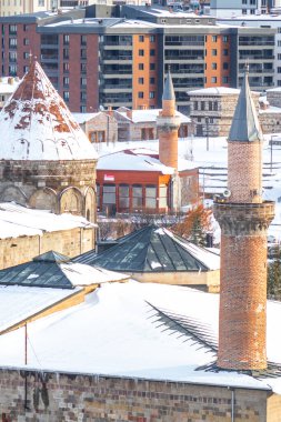 Karla kaplı Erzurum 'da minareler ve ramazan için tarihi İslami geçmiş. 
