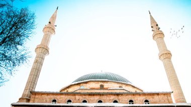 Ramazan ya da İslami geçmişleri ruhani temalara dayanır. Hacı Osman Efendi Camii, görkemli minareler sergileniyor..