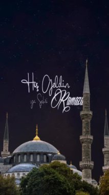 Hos Geldin Ya Sehri Ramazan ya da Ramazan Kareem. İstanbul 'daki cami ve hilal geceleri. Kutsal Ramazan ayına hoş geldiniz.