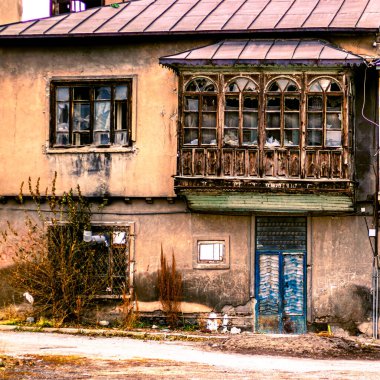 Tarihi ve terk edilmiş bir Anadolu evi. Çürümüş ahşap bir balkonu, çatlak duvarları ve kırsal bir cazibesi var. Zamanın akışını ve nostaljiyi yansıtıyor..