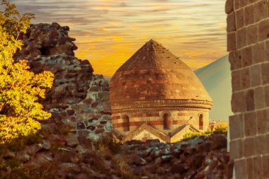 Günbatımında tarihi Saltukid mozolesi, Üç Mezar, Erzurum, Türkiye