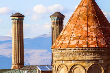 Erzurum 'daki İkiz Minaret Madrasa ve Saltukid Mezarı