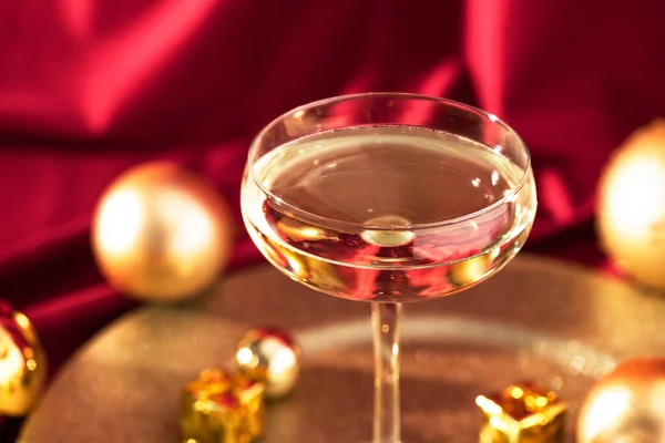Рождеством Новым Годом Бокал Шампанского Золотыми Рождественскими Украшениями Над Красным — стоковое фото