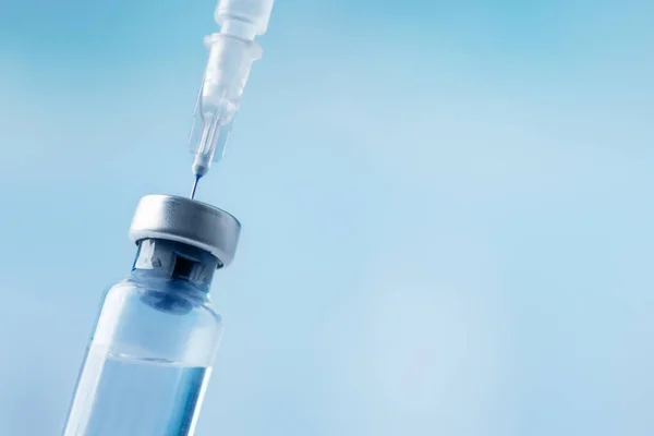 Glass Vial Syringe Injection Blue Background Vaccination Beauty Therapy Concept — Stockfoto