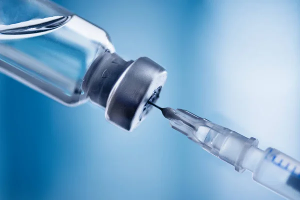 Glass Vial Syringe Injection Blue Background Vaccination Beauty Therapy Concept — Stockfoto