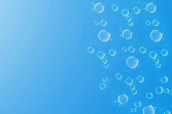 Légbuborékok Vízben Hialuronsav Vagy Kozmetikai Olaj Csepp Kék Alapon — Stock Fotó