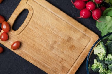 Yemek arkaplanı, kesme tahtası ve sebze manzaralı. Vegan yemekleri hazırlamak için gerekli malzemeler..