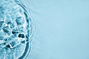 Mavi su dalgası arka plan görüntüsü. Tasarım için soyut su damlası dokusu.