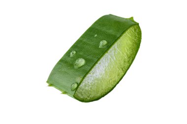 Beyaz arka planda izole edilmiş aloe vera jeli taze Aloe vera dilimi. Bitkisel ilaç ya da cilt bakımı için Aloe vera yaprağı dilimi.