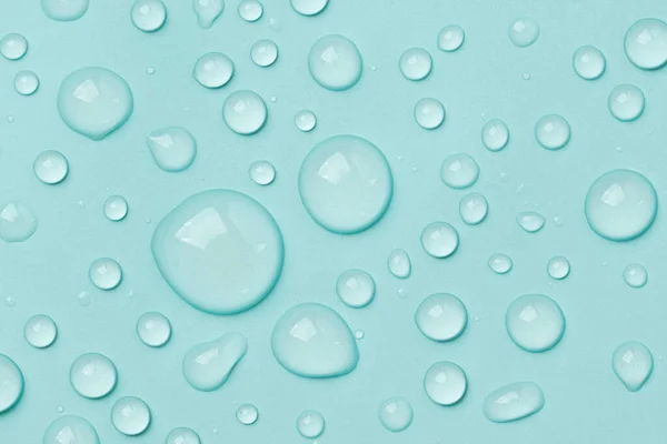 Vízcseppek Kék Háttér Tetejére Kozmetikai Hidratáló Folyadékcseppek Tonerből Vagy Hialuronsavóból — Stock Fotó