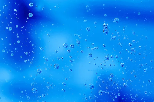 Gotas Agua Sobre Fondo Azul Burbujas Agua Abstracta Vidrio Sobre — Foto de Stock