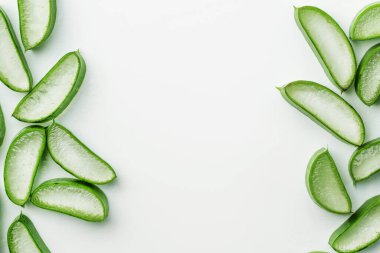 Beyaz arka planda aloe jeli taze Aloe vera dilimi. Bitkisel ilaç veya cilt bakımı için Aloe vera yaprağı dilimi arka planı.