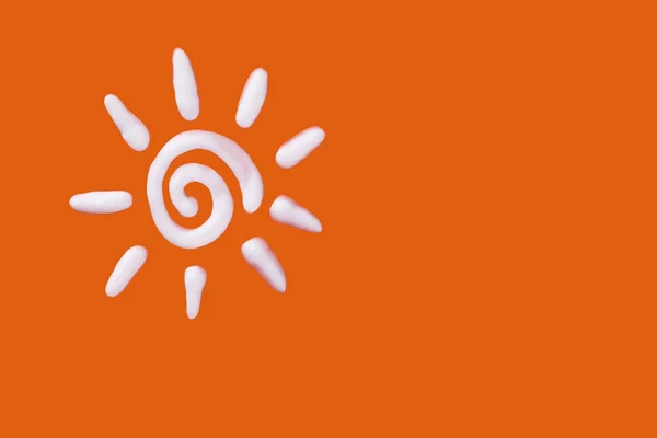 Αντηλιακή Κρέμα Σχήμα Ήλιου Πορτοκαλί Φόντο Δημιουργική Ιδέα Αντηλιακής Κρέμας — Φωτογραφία Αρχείου