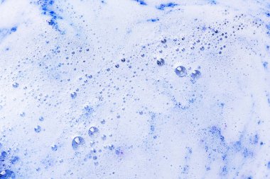 Mavi banyo bombası köpüğü suda çözünmüş. Sabun arkaplanı. Soyut sabun köpüğü dokusu.