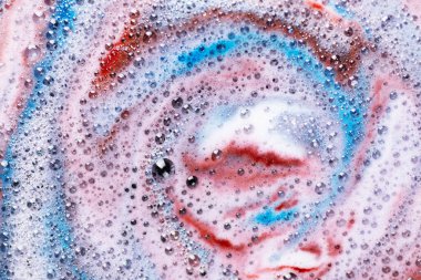 Banyo bombası köpüğü suda çözünmüş. Sabun arkaplanı. Soyut sabun köpüğü dokusu.