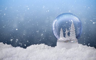 İçinde ren geyiği ve donmuş karlı köknar ağacı olan Noel kar küresi. Sihirli kar küresi süslemeli ve kar yağan Noel tebrik kartı. Noel arkaplanı