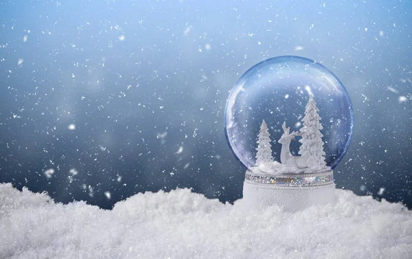 Julsnön Glob Med Ren Och Frusen Snöig Gran Inuti Julkort Stockfoto
