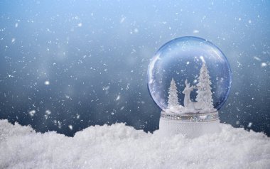 İçinde ren geyiği ve donmuş karlı köknar ağacı olan Noel kar küresi. Sihirli kar küresi süslemeli ve kar yağan Noel tebrik kartı. Noel arkaplanı