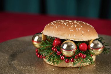 Yaratıcı Noel hamburgeri. Köknar dallarından ve Noel süslerinden yapılmış hamburgerler. Yaratıcı Yeni Yıl veya Noel yemeği konsepti.