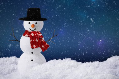 Mavi arka planda şapkalı bir kardan adam. Mutlu Noeller ve yeni yılınız kutlu olsun. Kış duvar kağıdı. 