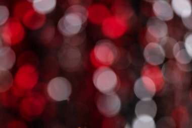 Red Holiday Bokeh arka planından çıkarılmış. Kırmızı lens Noel ve Yeni Yıl ışıklarını parlatacak.