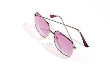Beyaz arka planda izole edilmiş pembe güneş gözlükleri. Tasarım için kadın gözlüğü.