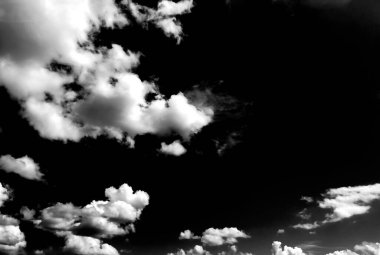 Kara gökyüzü arkaplanı bulutlu. Tasarım için kara bulutlu gökyüzü arkaplanı.