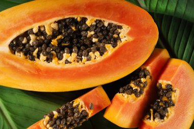 Sulu papaya meyveleri harika görünüyor. Tropik papaya meyvesi arka planı. Papaya meyvesi yakın plan.