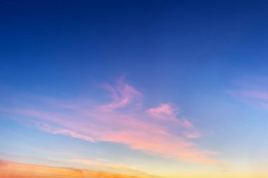 Günbatımı gökyüzü arkaplanı. Gökyüzü turuncu altın gün batımı bulutlarıyla. Tasarım için doğa gökyüzü arkaplanı.