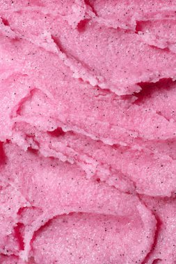 Çilekli, pembe, fırça desenli, yakından. Kremalı meyveli cilt bakım kremi ve şeker. Organik kozmetik vücut bakımı soyuluyor. Doğal cilt bakımı cilt bakımı.