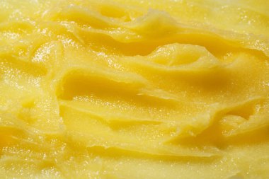 Parlak sarı karpuz ovalama dokusu. Şeker kristalleriyle organik ovalama dokusu. Pürüzsüz, ışıl ışıl bir cilt için cilt bakımı. Doğal meyve temizleyicisi yakın plan..