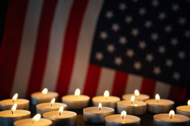 Mum ışığında Birleşik Devletler bayrağı, vergiyi, saygıyı ve ulusal gururu simgeliyor. Gaziler Günü, Anma Günü ve Vatanseverlik Anma Günü için harika bir geçmiş..
