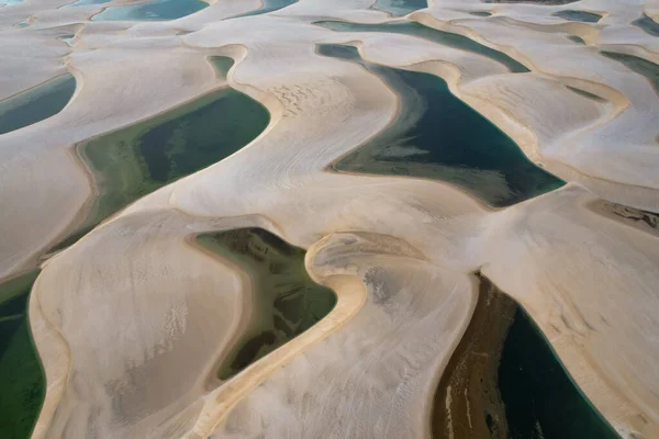 Matahari Terbenam Atas Pasir Putih Dunes Antara Danau Dengan Air — Stok Foto