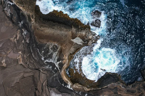 Sziklák Óceán Hátterében Zöld Foki Szigeteken Jogdíjmentes Stock Fotók