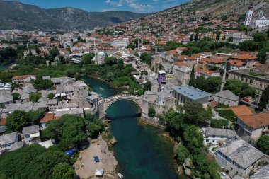 Mostar Köprüsü, evler ve minareler ile güneşli bir günde Mostar 'ın muhteşem Skyline' ı. Mostar, Eski Şehir, Bosna-Hersek, Avrupa