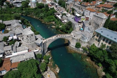 Mostar Köprüsü, evler ve minareler ile güneşli bir günde Mostar 'ın muhteşem Skyline' ı. Mostar, Eski Şehir, Bosna-Hersek, Avrupa