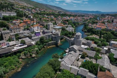 Mostar Köprüsü, evler ve minareler ile güneşli bir günde Mostar 'ın muhteşem Skyline' ı. Mostar, Eski Şehir, Bosna-Hersek, Avrupa