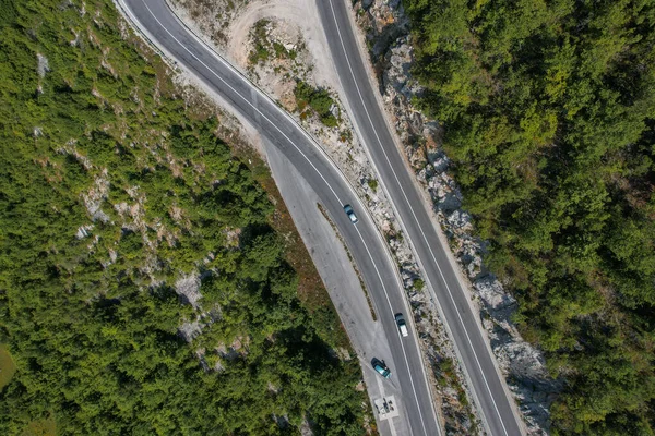 มมองทางอากาศของถนนบนทางหลวงในบอสเน ยและเฮอร เซโกว — ภาพถ่ายสต็อก