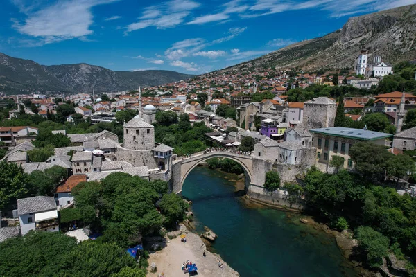 Mostar Köprüsü Evler Minareler Ile Güneşli Bir Günde Mostar Muhteşem — Stok fotoğraf