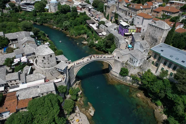 Mostar Köprüsü Evler Minareler Ile Güneşli Bir Günde Mostar Muhteşem — Stok fotoğraf