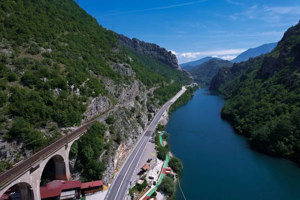 Bosna Hersek Teki Nehir Üzerindeki Köprünün Manzarası - Stok İmaj