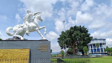 Magelang City, Center Java Eyaleti, Endonezya - Kasım 2022: Endonezya Kahraman Anıtı Prens Diponegoro 'nun kasaba meydanında ve Magelang Halk Parkı' nda ata binen heykeli