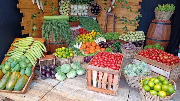 采购产品分类蔬菜西红柿在木箱 石灰在篮子里 芥菜蔬菜 卷心菜 芒果在市场上出售 — 图库照片