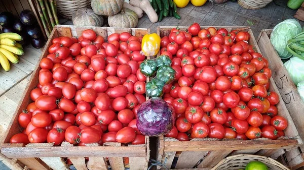 在传统市场上出售的木箱中封闭红色新鲜西红柿 — 图库照片