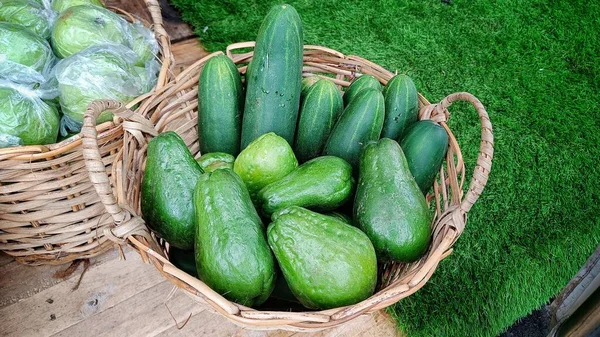 在传统市场上出售的藤篮中 把新鲜的青瓜和黄瓜包起来 — 图库照片