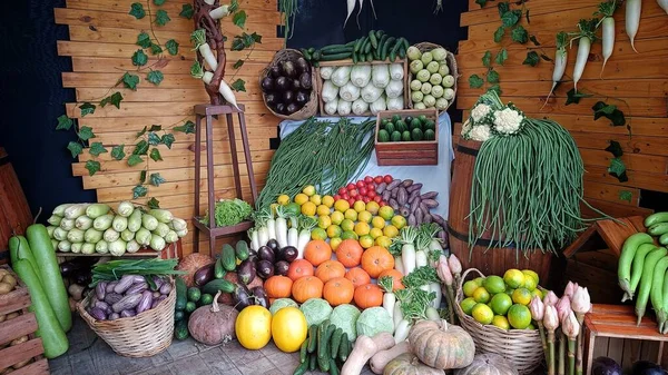 出售已收获的各种新鲜蔬菜和水果的商人的摊位 — 图库照片