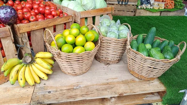 关闭香蕉 黄瓜和番石榴 没有种子在篮子里陈列在市场上的木板上 — 图库照片
