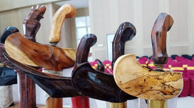 Eşsiz ahşap oymalarla çeşitli keris saplarını ve kınlarını kapatın.